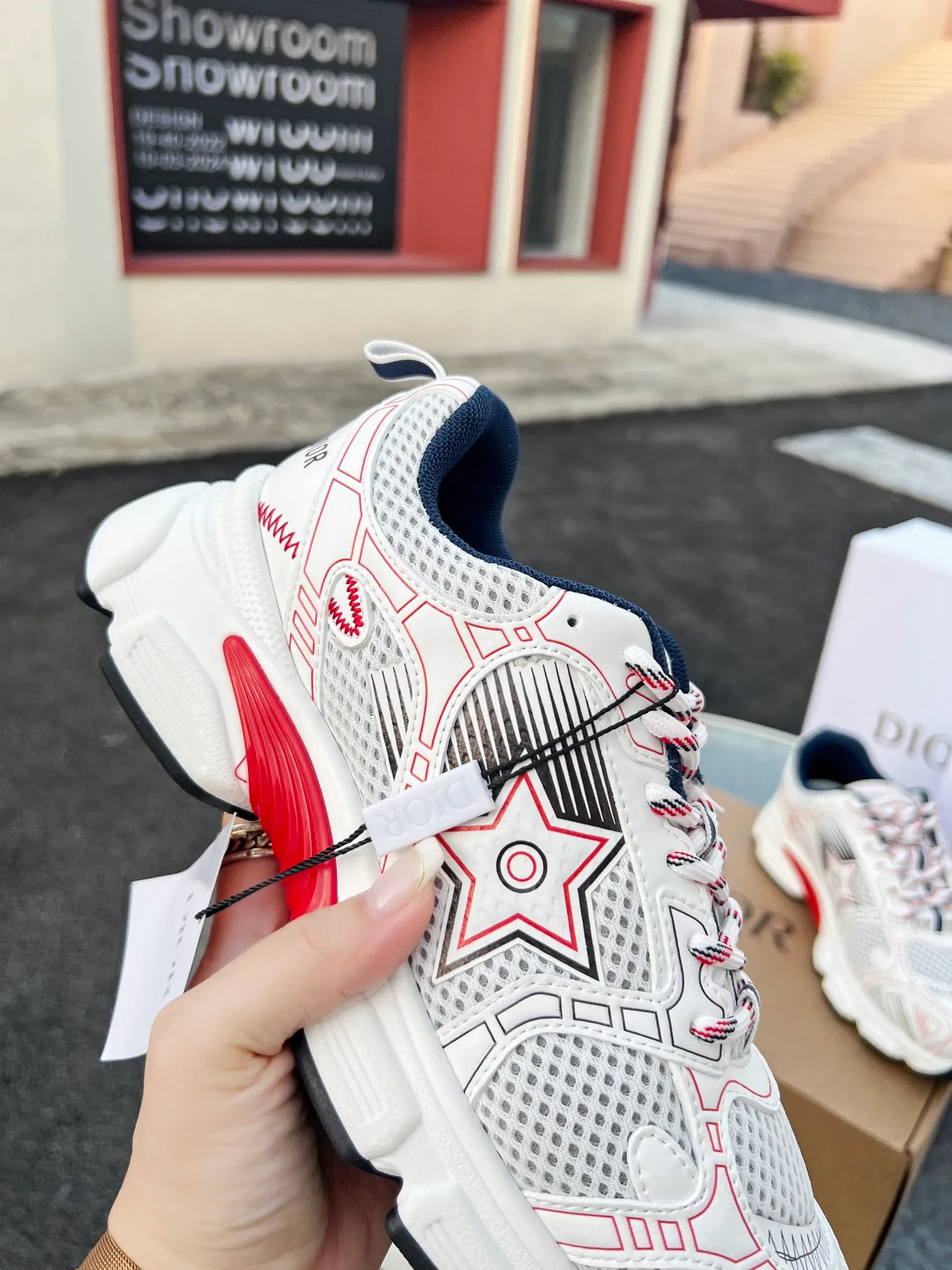 👟👟Ex-factory price 600👟👟 High version couple model🍸 Dior Dior | 2024 ˢˢDilraba, many stars have the same style. L’s 2024 spring and summer new products. The latest popular Chrono series, thick-soled mesh color-blocking running shoes, dad shoes, casual sports shoes series〰 Original purchase, development and production👍🏻This Dior Chrono sneaker is made of white and black mesh fabric with leather effect panels. The CD logo on both sides, the star patch on the tongue and the Dior logo on the heel, many details highlight the style. The two-tone laces, lightweight sole and star embellishment allow for a casual look all year round, complementing a variety of casual or elegant pieces. ♺Upper: Original imported first-layer cowhide + mesh ♺Inner lining: Original customized breathable lining ♺Outsole: Original molded EVA super light and super soft outsole ♺Heel height: 4.5cm ♺Size: Female 35-41 Male 39-45 (Female 40.41 Male 45 customized)
